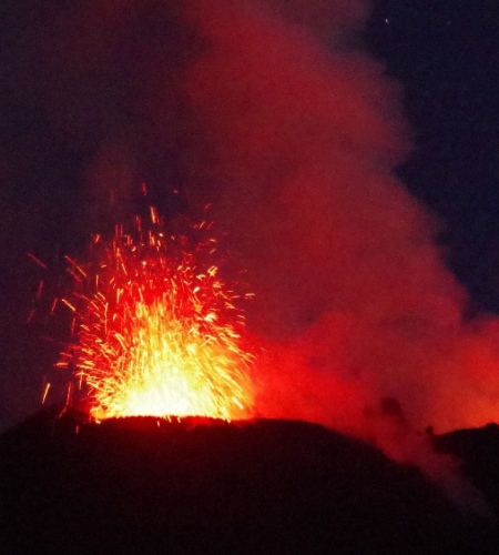 Éruption au sommet du Stromboli. Italie, Stromboli.