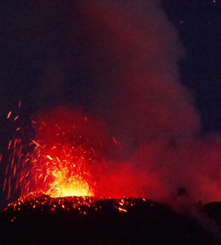 Éruption au sommet du Stromboli. Italie, Stromboli.
