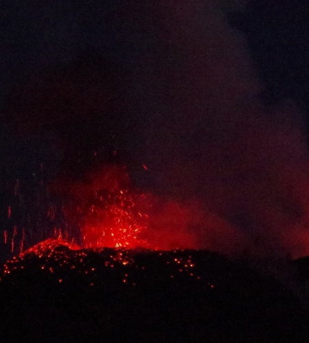 Éruption au sommet du Stromboli. Italie, Stromboli.