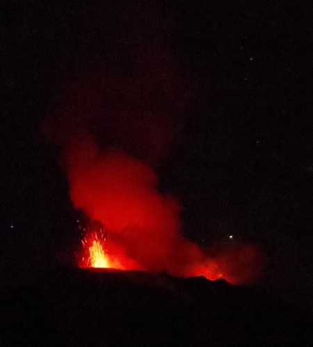 Éruption au sommet du Stromboli. Italie, Stromboli.