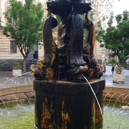 Fontaine aux dauphins place Vicenzo BELINI. Italie, Catane.