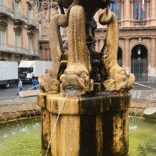Fontaine aux dauphins place Vicenzo BELINI. Italie, Catane.