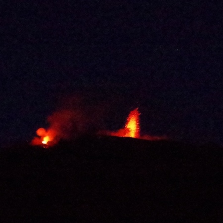 Face à la Sciara del Fuoco, une belle éruption. Italie, Ginostra.