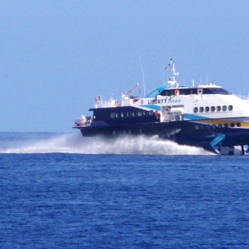 Hydroglisseur assurant les liaisons entre les îles Éoliennes et Milazzo. Italie, îles Éoliennes.