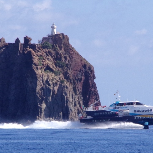 Hydroglisseur assurant les liaisons entre les îles Éoliennes et Milazzo. Italie, îles Éoliennes.