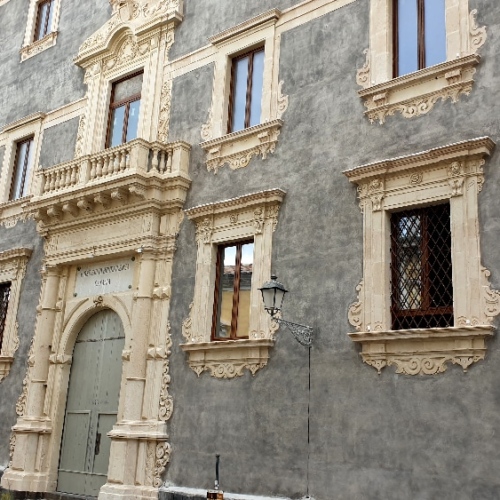Un des nombreux palais de Catane. Italie, Catane.