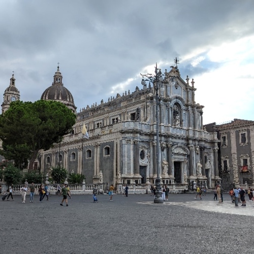 Place del Duomo avec la cathédrale. Italie, Catane.