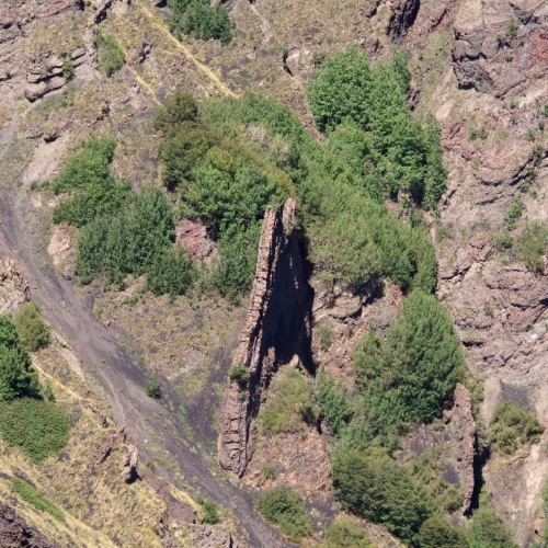Randonnée jusqu'à la Vallée del Bove. Un joli dyke. Italie, Etna.
