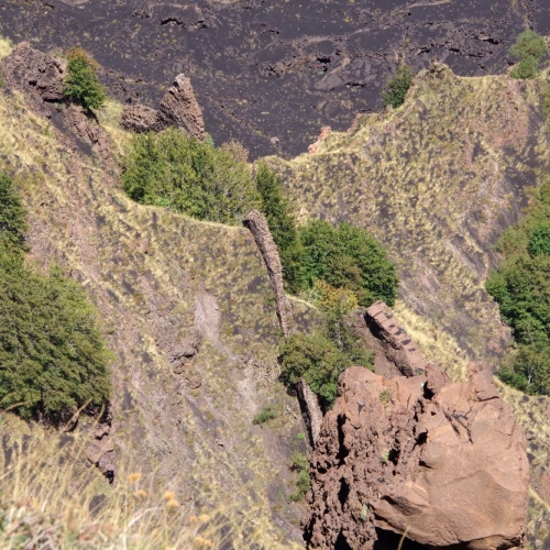 Randonnée jusqu'à la Vallée del Bove. Un joli dyke. Italie, Etna.