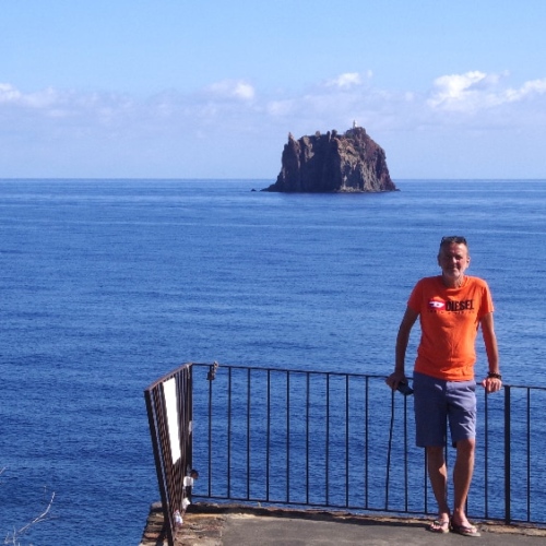 Balade dans Stromboli. Le Strombolicchio en face. Italie, Stromboli.
