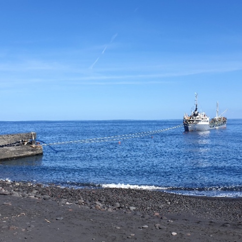 Le bateau qui ravitaille l'île de Stromboli en douce potable. Italie, Stromboli.