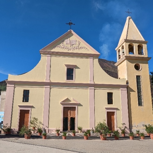 L'église de Stromboli au soleil. Italie, Stromboli.