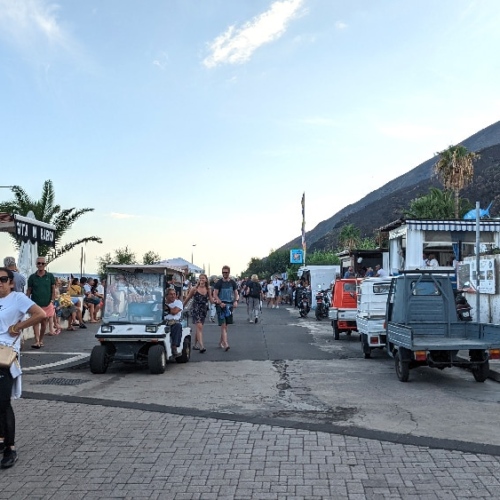 Fin d'après-midi sur le port. Beaucoup de monde, nous attendons notre départ en bateau. Italie, Stromboli.