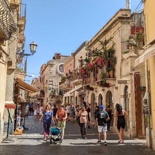 Les ruelles noires de monde de Taormina. Italie, Taormina.