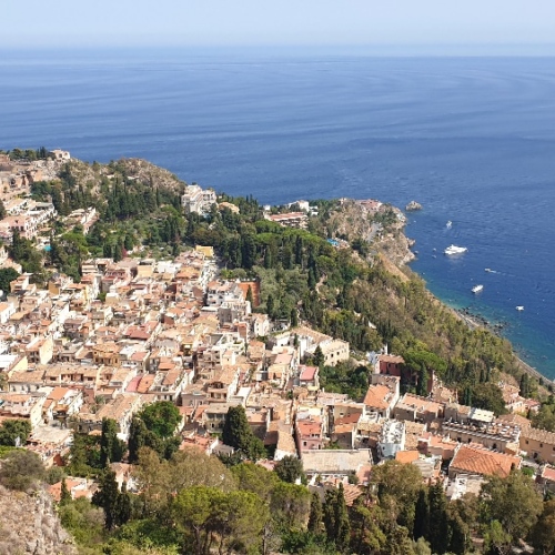 Taormine vue de Casteltaormina. Italie, Taormina.