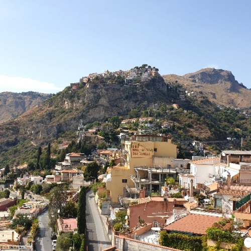 De Casteltaormina, vue sur Castelmola tout là-haut. Italie, Taormina.