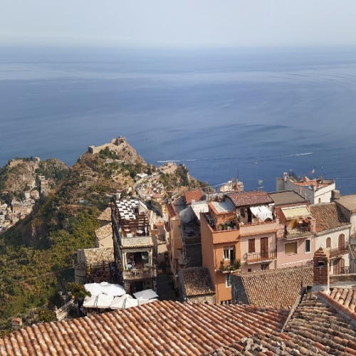 Du haut de Castelmola, vue sur Casteltaormina et Taormina. Italie, Taormina.