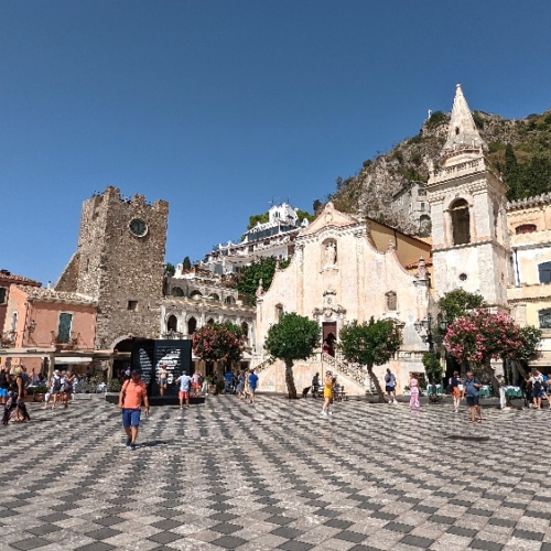 La grande place de Taormina. Italie, Taormina.