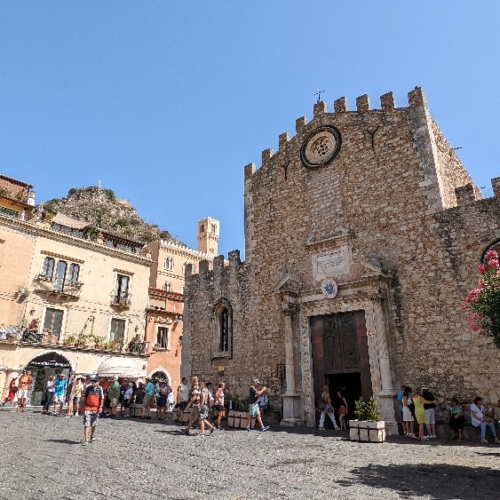 Nous visitons la Cathédrale. Italie, Taormina.