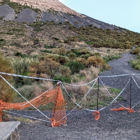 Randonnée sur la cratère de la Fossa au soleil couchant. Italie, Vulcano.