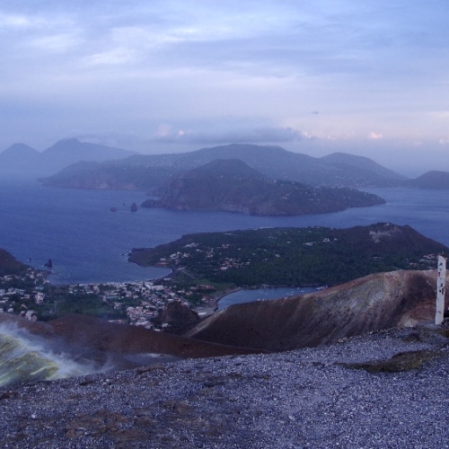 Excursion matinale, le mauvais temps s'est installé sur les Éoliennes. Italie, Vulcano.
