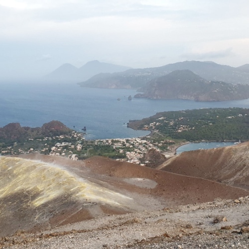 Arrivé au sommet, le ciel ne se dégage pas. Italie, Vulcano.