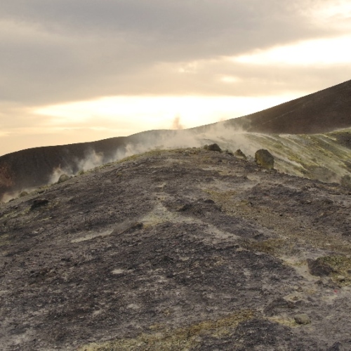 L'air étant humide, les fumées sont plus développées en bordure du cratère. Italie, Vulcano.