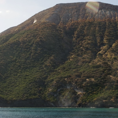Sur la parois extérieure du cratère de la Fossa, quelques fumerolles. Italie, Vulcano.