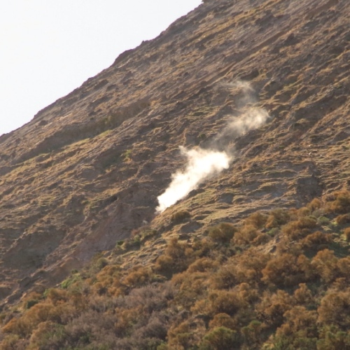 Sur la parois extérieure du cratère de la Fossa, quelques fumerolles. Italie, Vulcano.