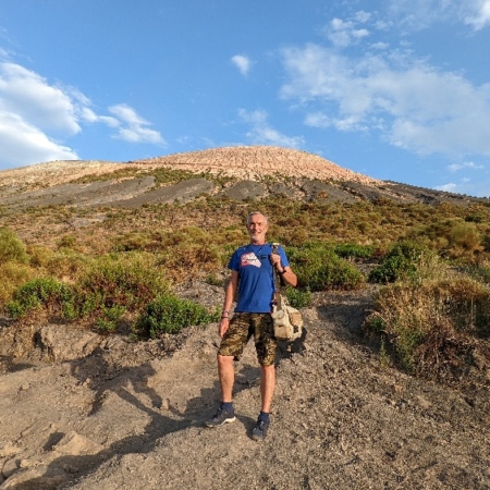 Randonnée sur la cratère de la Fossa au soleil couchant. Italie, Vulcano.