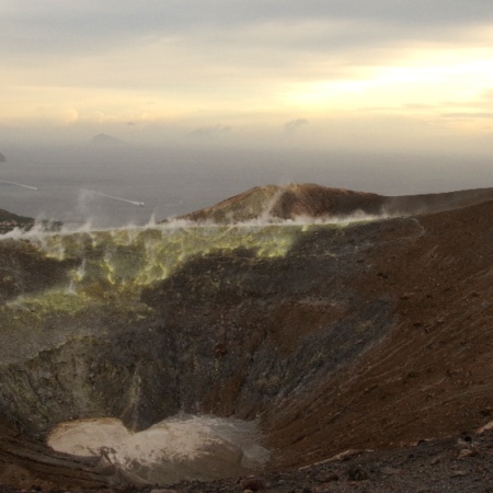 Randonnée sur la cratère de la Fossa au soleil couchant. Italie, Vulcano.