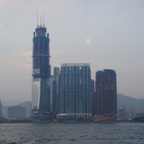Une nouvelle tour en construction, International Commerce Centre et The Harbourside ainsi le building Arch. Hong Kong