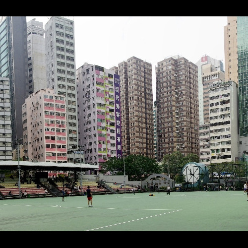 Un terrain de sport au milieu des buildings. Hong Kong
