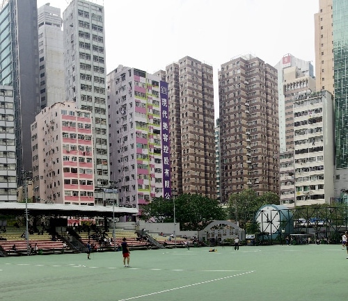 Un terrain de sport au milieu des buildings. Hong Kong