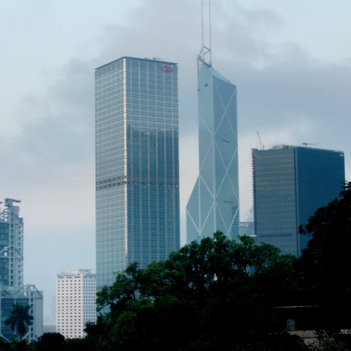 Le centre est rempli de buildings. De gauche à droite, HSBC Tower, Cheung Kong Center et Bank of China. Hong Kong