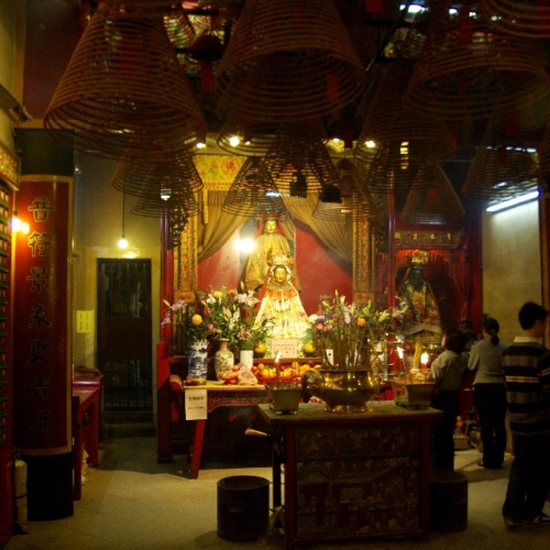 Un temple en plein centre. Hong Kong