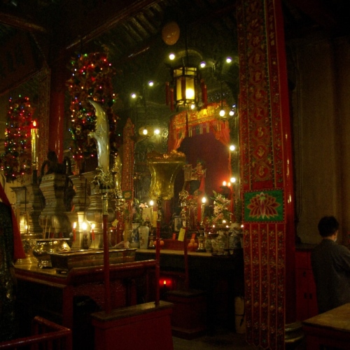 Un temple en plein centre. Hong Kong