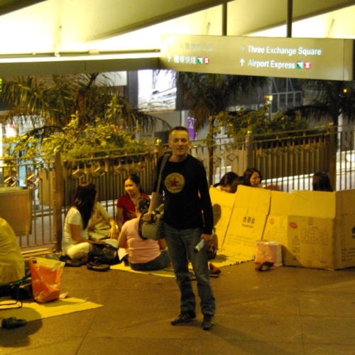 Sur les trottoirs surélevés, les philippines se retrouvent. Hong Kong