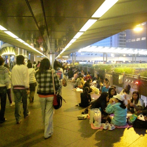 Sur les trottoirs surélevés, les philippines se retrouvent. Hong Kong