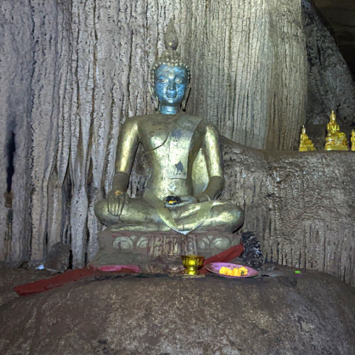 Grotte avec Bouddha. Ban Phathao