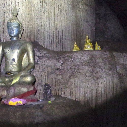 Grotte avec Bouddha. Ban Phathao