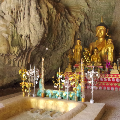 Grotte avec Bouddha. Ban Phathao
