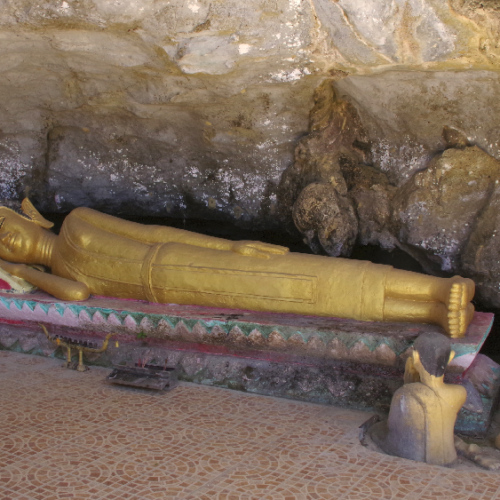 Grotte avec Bouddha. Ban Phathao