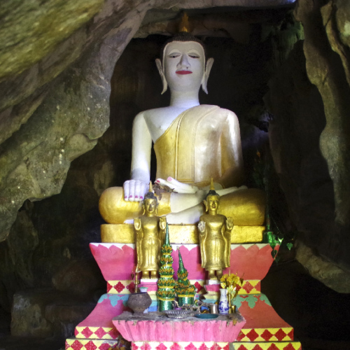 Grotte avec Bouddha. Ban Phathao