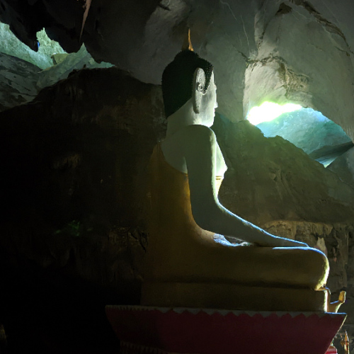 Grotte avec Bouddha. Ban Phathao