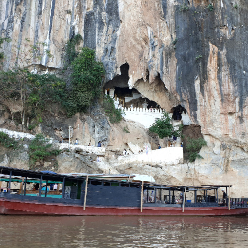 Embarcadère au pied des grottes Pak Ou. Luang Prabang