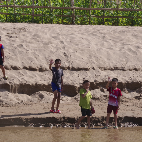 Les enfants en bordure du Mékong. Luang Prabang