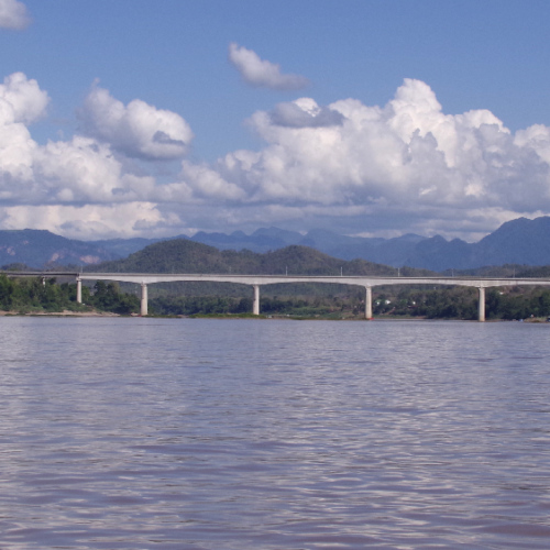 Le pont du chemin de fer chinois franchissant le Mékong. Luang Prabang