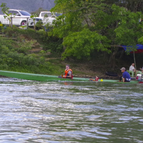 Rivière Nam Song en Bateau. Vang Vieng