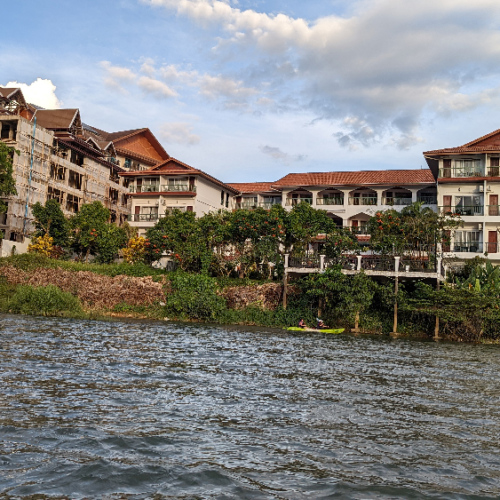 Rivière Nam Song en Bateau. Notre Hôtel. Vang Vieng